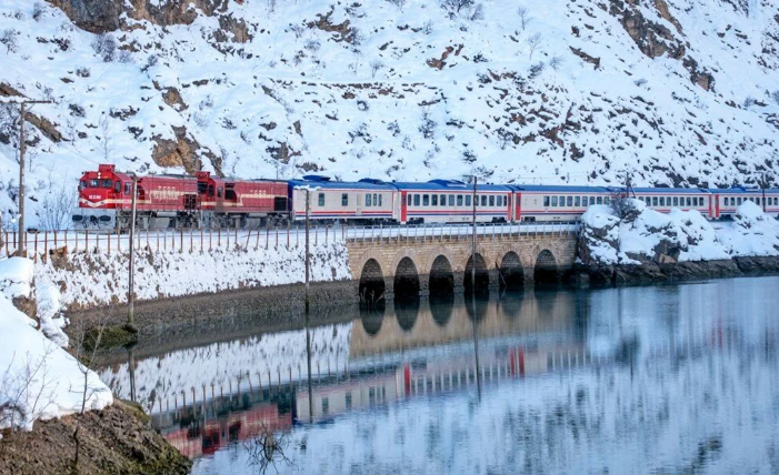 İzmir Çıkışlı Turistik Doğu Ekspresi İle Kars Turu (Uçak ile Gidiş- Tren ile Dönüş)